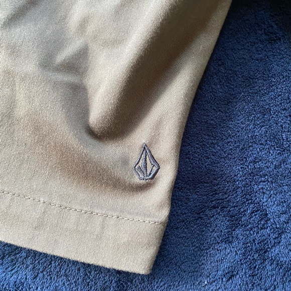 EUC Mens 32 Volcom Flat Front Shorts - Picture 4 of 4